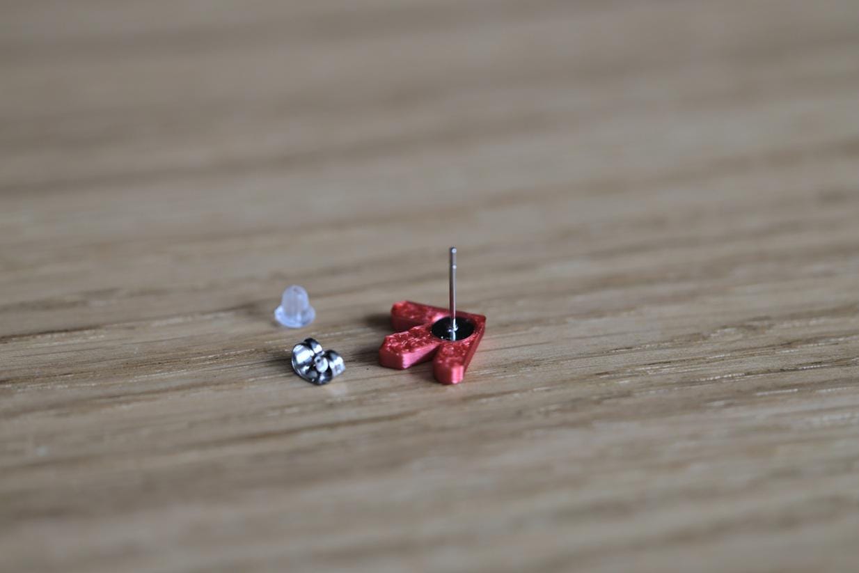 MARVELOUS DANCE ARROW studs